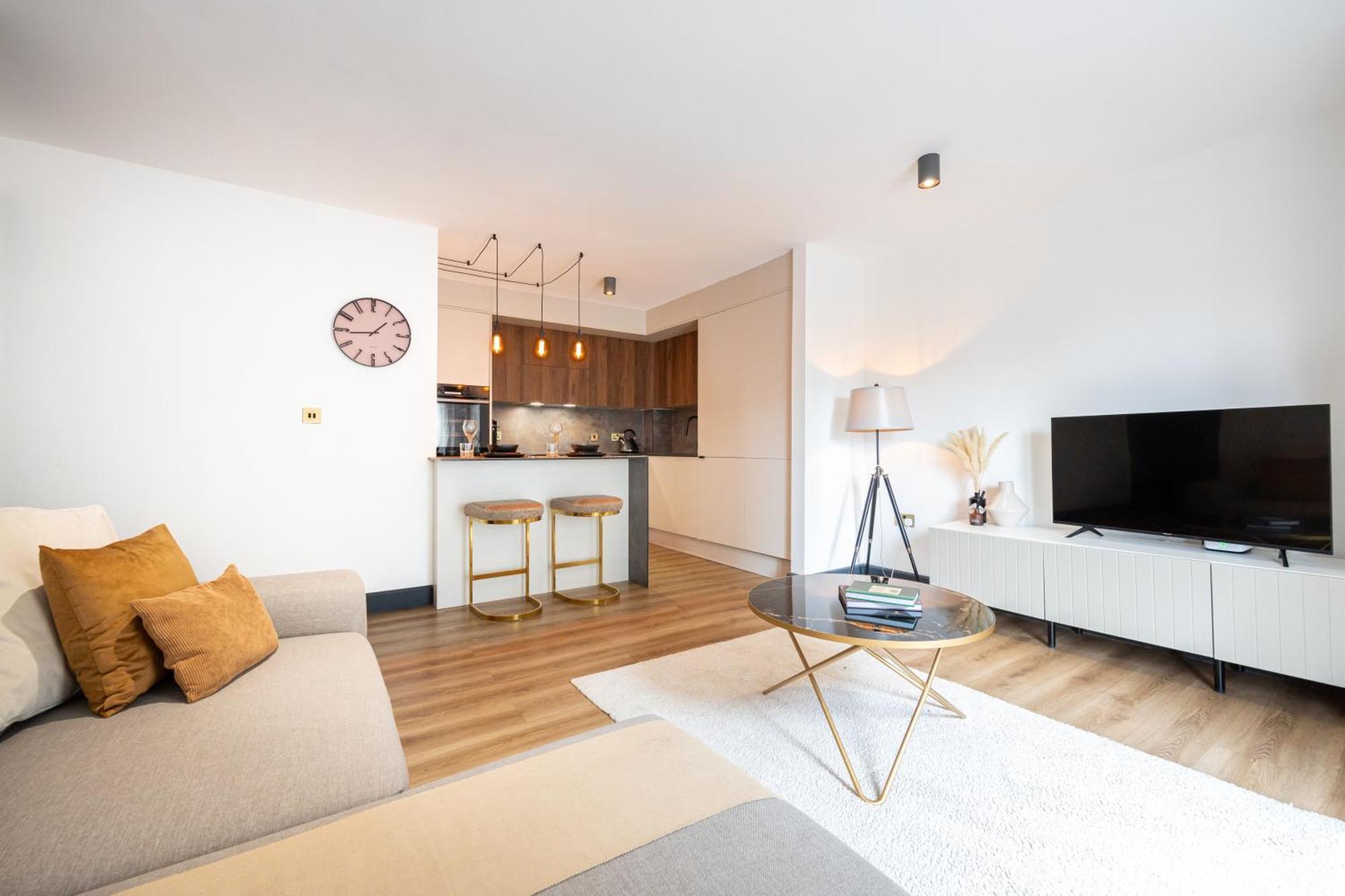 Luxurious Two-bed Stay: Mcr Apartment *